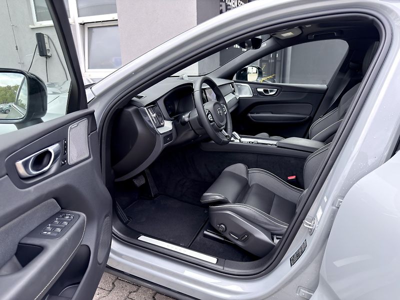 Volvo XC60 B5 AWD ULTRA / B&W / REZERVACE - fotka 12 z 56