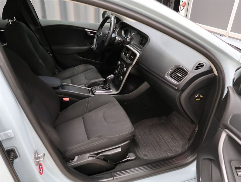 Volvo V40 2,0 D AUT NEZ. TOPENÍ - fotka 11 z 22