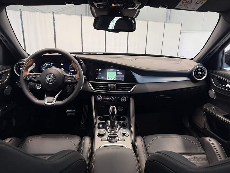 Alfa Romeo Giulia (2025) 2.0 Turbo 280k AT8 AWD  INTENS - fotka 7 z 23