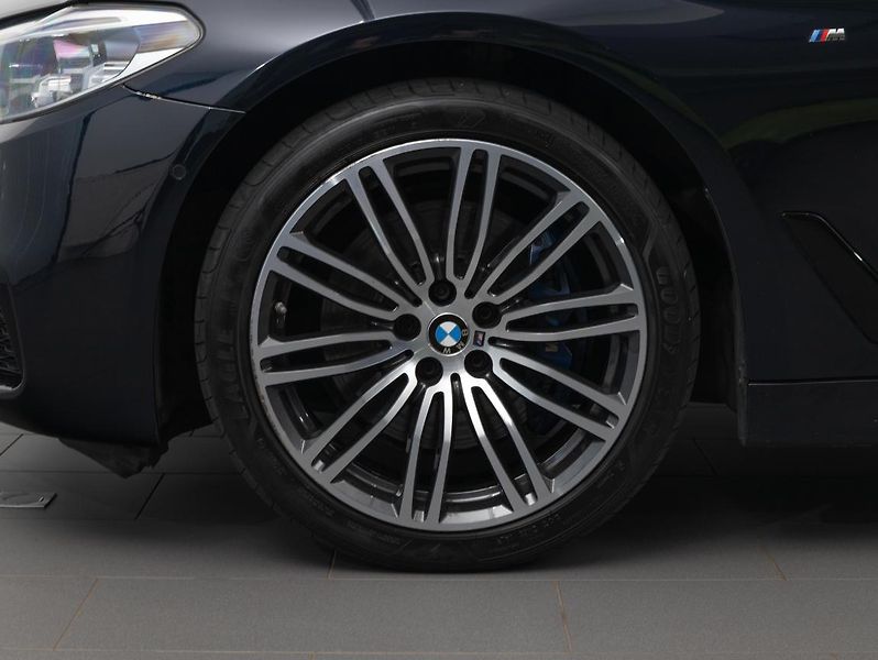 BMW Řada 5 530d xDrive Touring - fotka 6 z 22