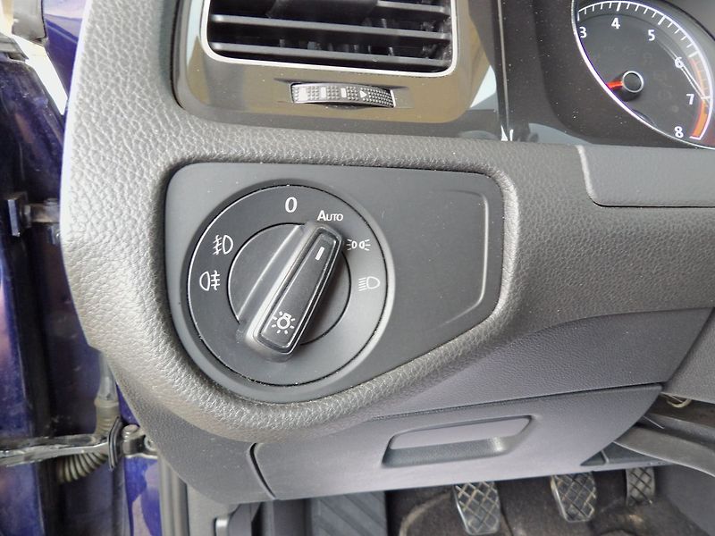 Volkswagen Golf 1.0TSI 81kW AutoAC Temp. 2xPDC - fotka 12 z 27