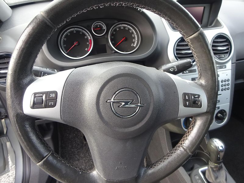 Opel Corsa 1.4i 74kW AUTOMAT SERVISKA - fotka 10 z 26