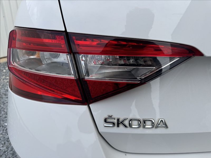 Škoda Superb 2,0 TDI 140kW ACC - fotka 15 z 50