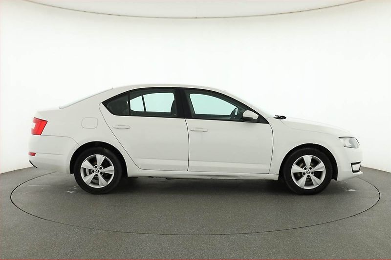 Škoda Octavia (2014) 1.6 TDI, Tempomat - fotka 6 z 14