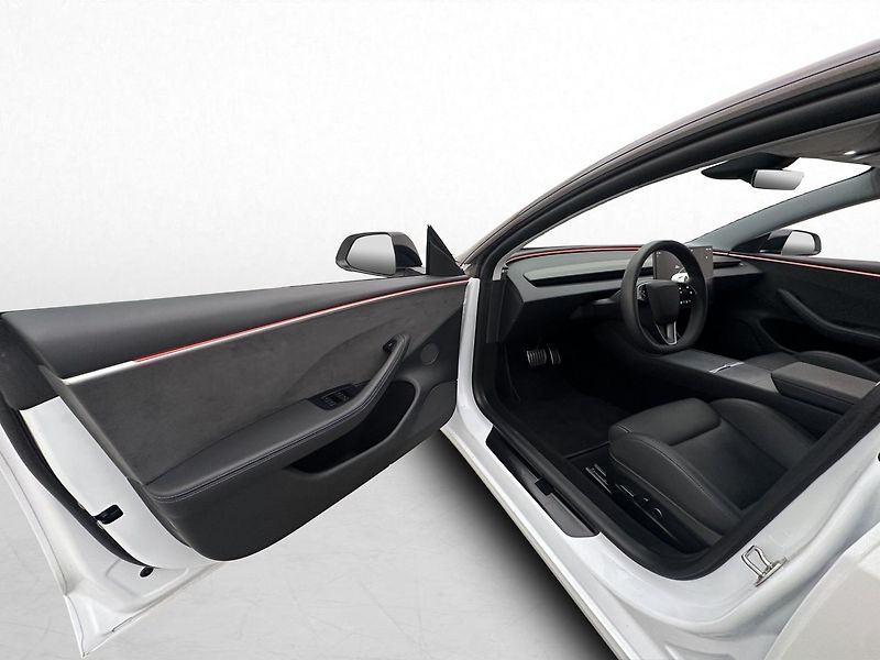 Tesla Model 3 Performance AWD - fotka 11 z 27