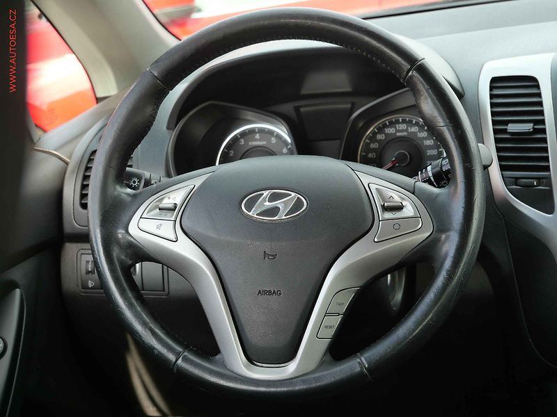 Hyundai ix20 (2012) 1.4i, ČR, AC, park.asist - fotka 12 z 17