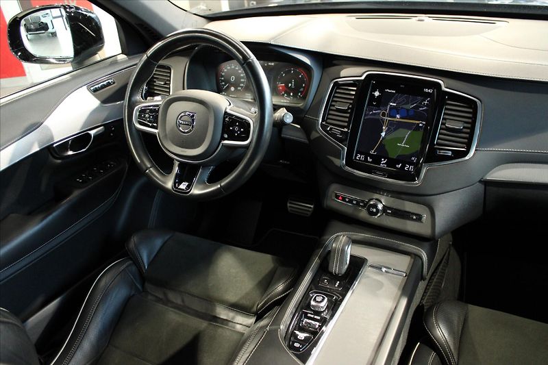 Volvo XC90 B5 AWD R Design PilotAssist/DP - fotka 16 z 32