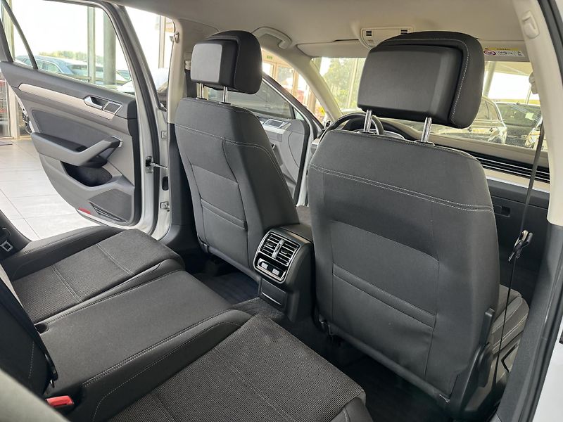 Volkswagen Passat Variant 2,0TDI DSG 140kW*Masáž*Kam*Taž - fotka 18 z 37