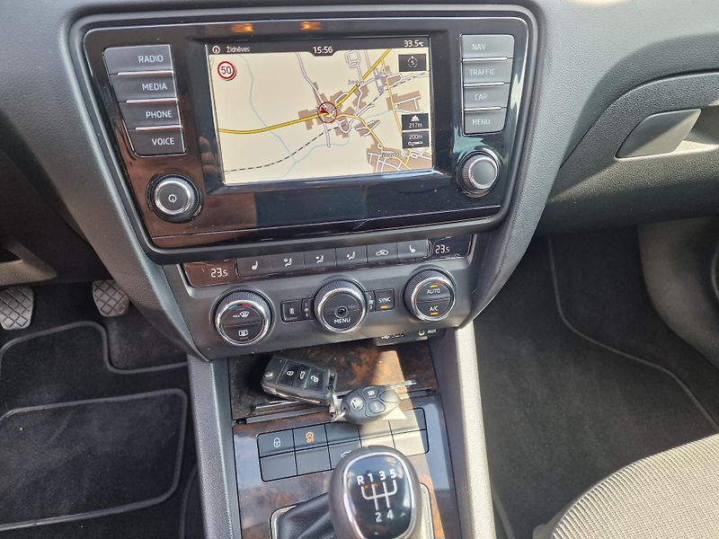 Škoda Octavia 1,6TDI 81KW EXCLUSIVE - fotka 15 z 23