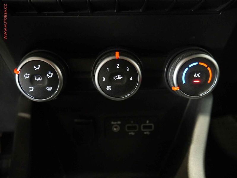 Renault Clio (2022) 1.0 TCe, 1.maj,ČR, LED, AC - fotka 13 z 16