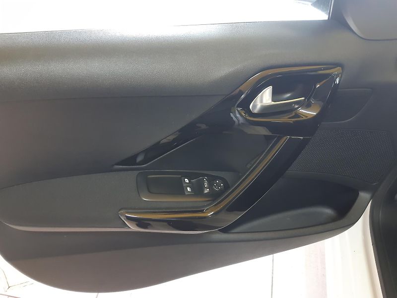 Peugeot 208 1.2 i KLIMA koup. ČR - fotka 19 z 27