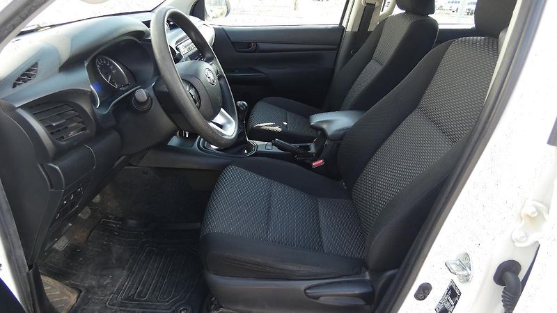 Toyota Hilux 2.4 D-4D Double Cab 4x4 Live - fotka 18 z 23