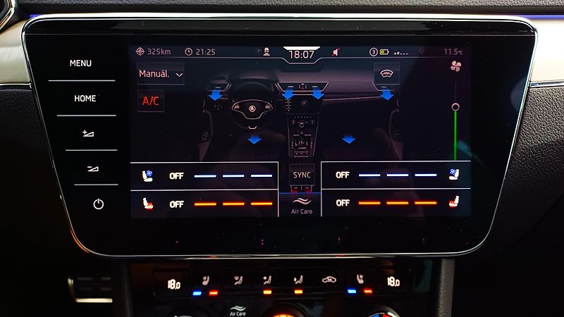 Škoda Superb L&K 147kW TDI 4x4 WEBA-PANO-TZ - fotka 34 z 50