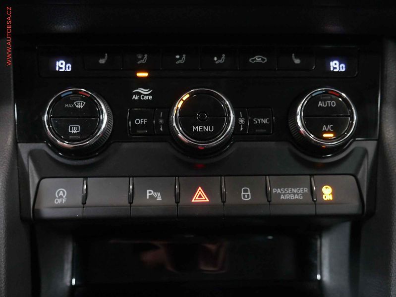 Škoda Karoq (2019) 1.6 TDi, Style, LED, navi - fotka 19 z 23