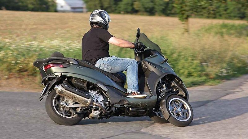 Piaggio MP3 500ie Sport LT (vlevo) a Piaggio Medley 125ie.