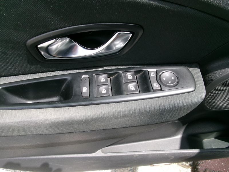 Renault Mégane (2011) 1,5dCi AUT AC BT TEMP TAŽNÉ - fotka 9 z 26