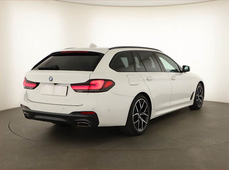 BMW Řada 5 (2021) 540i xDrive - fotka 5 z 20