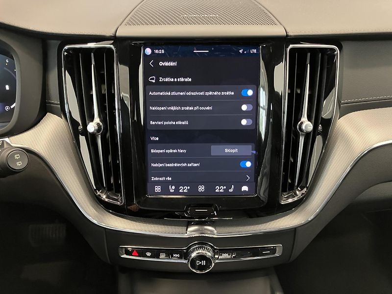 Volvo XC60 B4 FWD Ultimate Dark AT8 - fotka 33 z 44