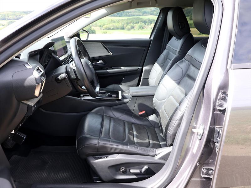 Citroën C5 X 1,6 PT 180k CZ Exclusive DPH - fotka 10 z 37