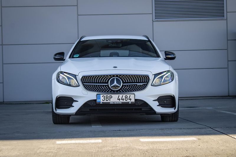 Mercedes-Benz Třídy E (2019) Mercedes-AMG 53 4MATIC+ A/T - fotka 2 z 50