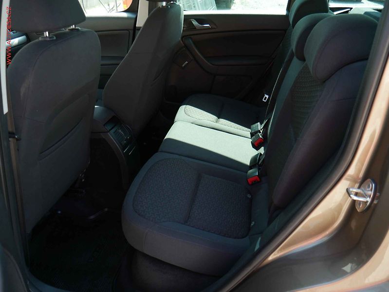 Škoda Yeti (2011) 2.0 TDi 4x4, Elegance, xenon - fotka 10 z 20