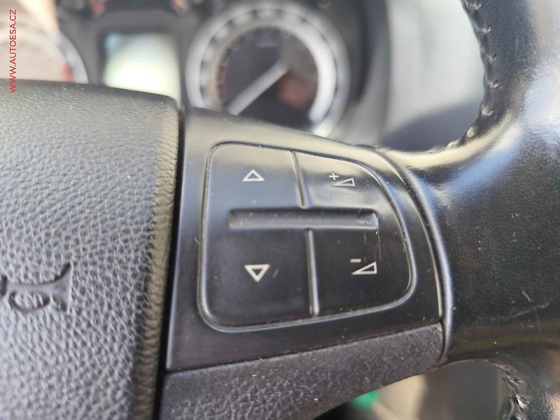 Škoda Octavia (2006) 1.9TDi, ČR, AC, park.čidla - fotka 14 z 17