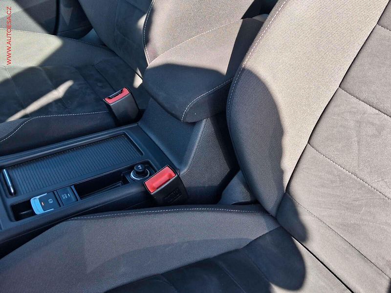 Volkswagen Golf (2017) 1.4 TSi, 1.maj,ČR, masáž - fotka 18 z 20