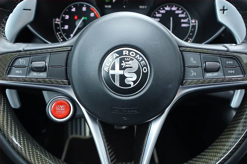 Alfa Romeo Giulia (2017) 2.0 Turbo - fotka 22 z 26
