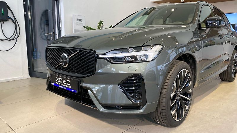 Volvo XC60 (2026) ULTRA DARK, B5 AWD, 184+10 kW - fotka 3 z 12