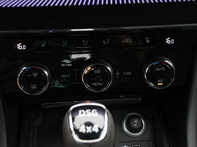 Škoda Superb 2,0 TSI 200kW DSG 4x4 L&K DPH - fotka 30 z 43