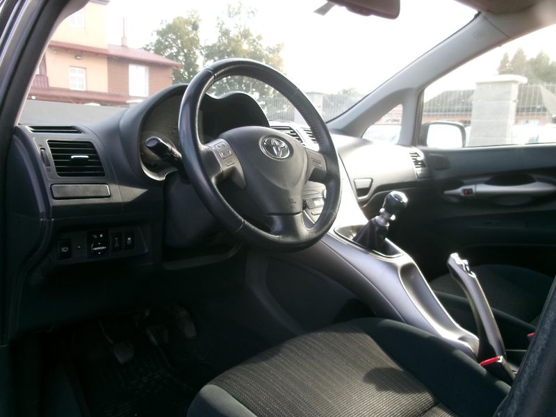 Toyota Auris (2007) 2,0 D-4D 93kW AC TEMP ALU - fotka 22 z 26