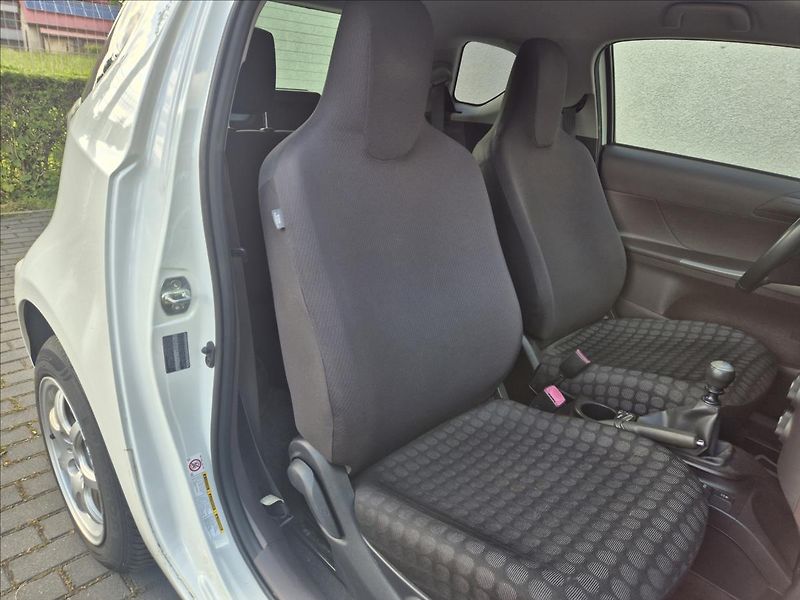 Toyota iQ 1,0 i 50Kw Klima Webasto ALU - fotka 20 z 26