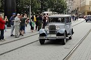 Historická kolona vozidel projela v sobotu odpoledne brněnským náměstím Svobody.