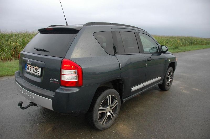 Jeep Compass 2,4  4x4 benzín kuže manual - fotka 3 z 15