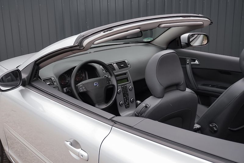 Volvo C70 2.4 D5 MOMENTUM - fotka 24 z 34
