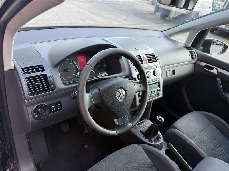 Volkswagen Touran 1,4 TSi Higline - fotka 9 z 29