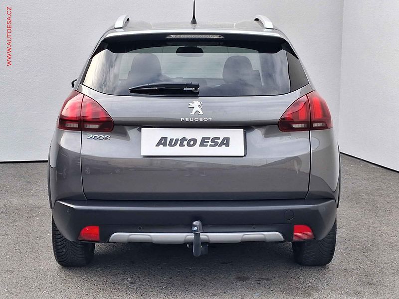 Peugeot 2008 (2019) 1.2 PT, Allure, AT, TZ, navi - fotka 5 z 19