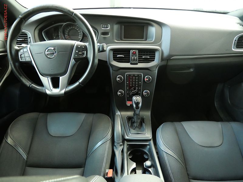 Volvo V40 (2018) 2.0D, ČR, servis.kniha, AT - fotka 8 z 20