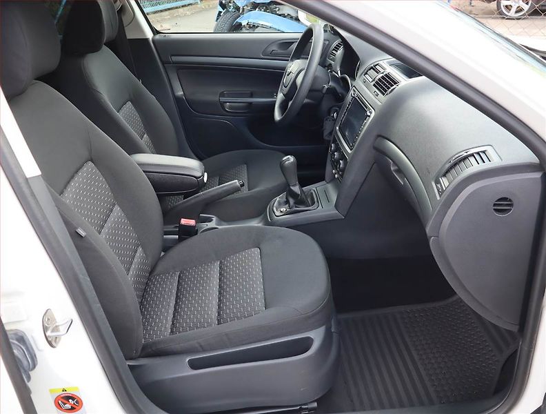 Škoda Octavia (2010) 1.9 TDI, Park. senzory - fotka 9 z 16