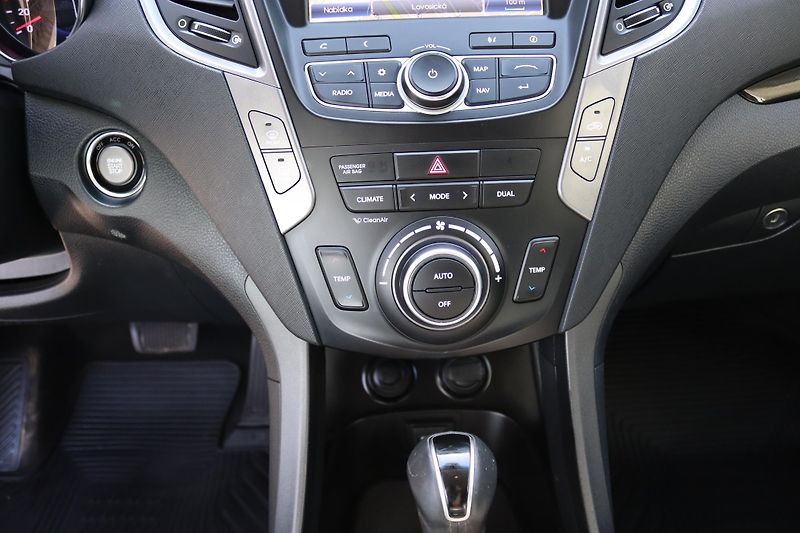 Hyundai Santa Fe Santa Fe 2.2 CRDi 4x4 ČR 1.MAJ - fotka 33 z 59