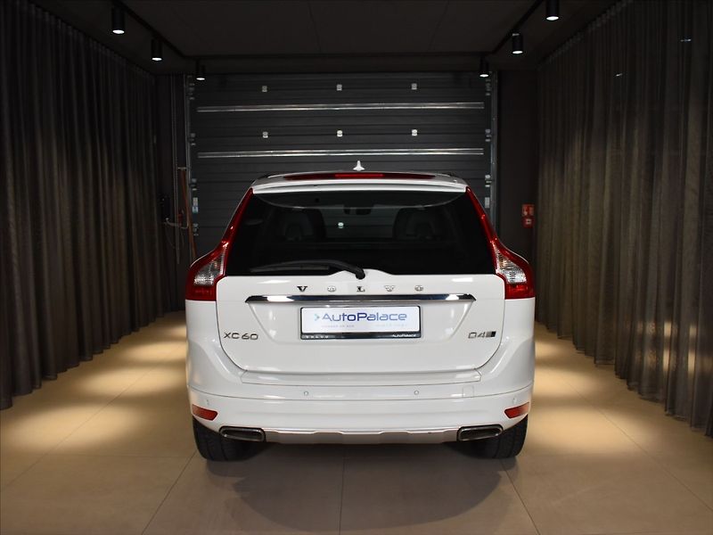 Volvo XC60 2,4 D4 AWD SUMMUM Bezklíč,BLIS - fotka 5 z 23