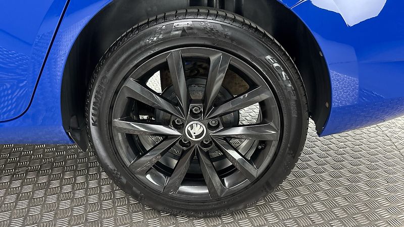 Škoda Fabia 1.0 TSI Black Combi - fotka 19 z 23