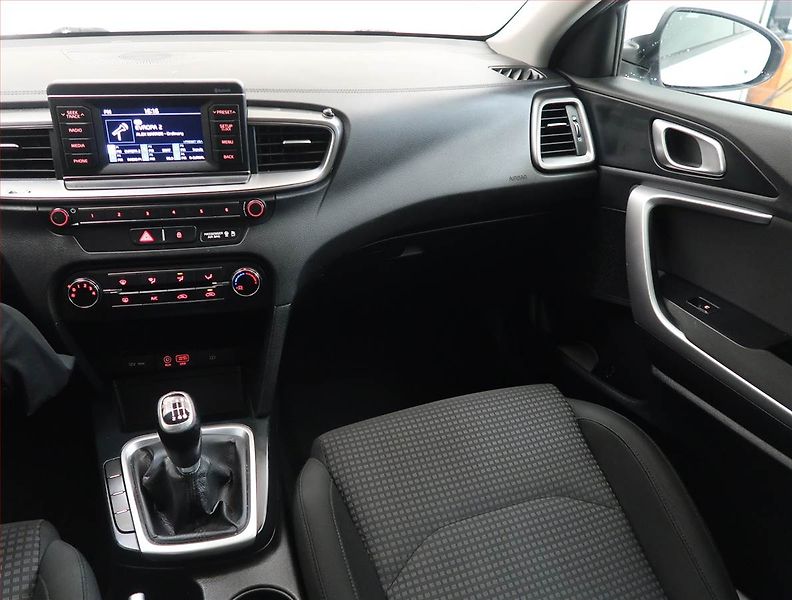 Kia Ceed (2018) 1.4 CVVT, Serv.kniha, Tempomat - fotka 8 z 14