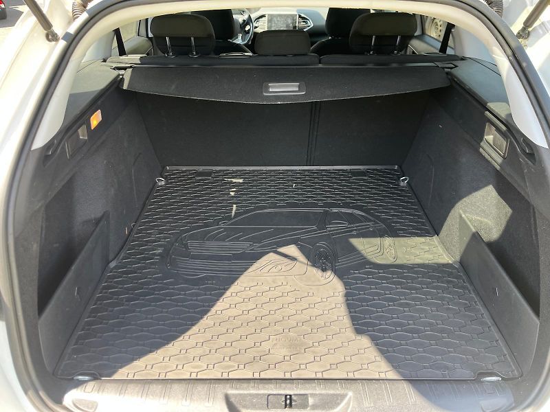 Peugeot 308 SW Active 1,2 110k servis sml. - fotka 7 z 8