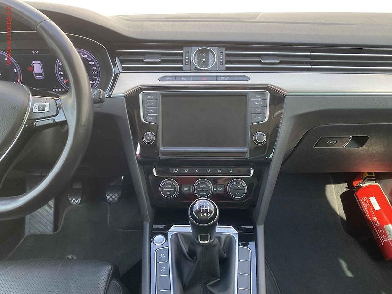 Volkswagen Passat (2016) 2.0 TDi, Highline, panor - fotka 12 z 20