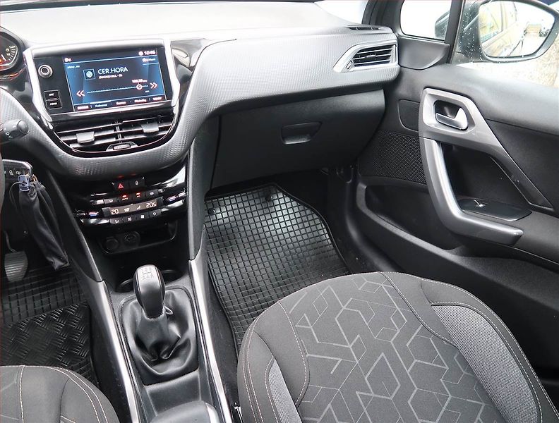 Peugeot 2008 (2019) Active 1.2 PureTech, Tempomat - fotka 8 z 16