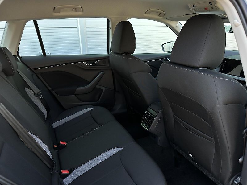 Škoda Kamiq 1.0TSi 116PS KAMERA+PDC P/Z Sm - fotka 38 z 42