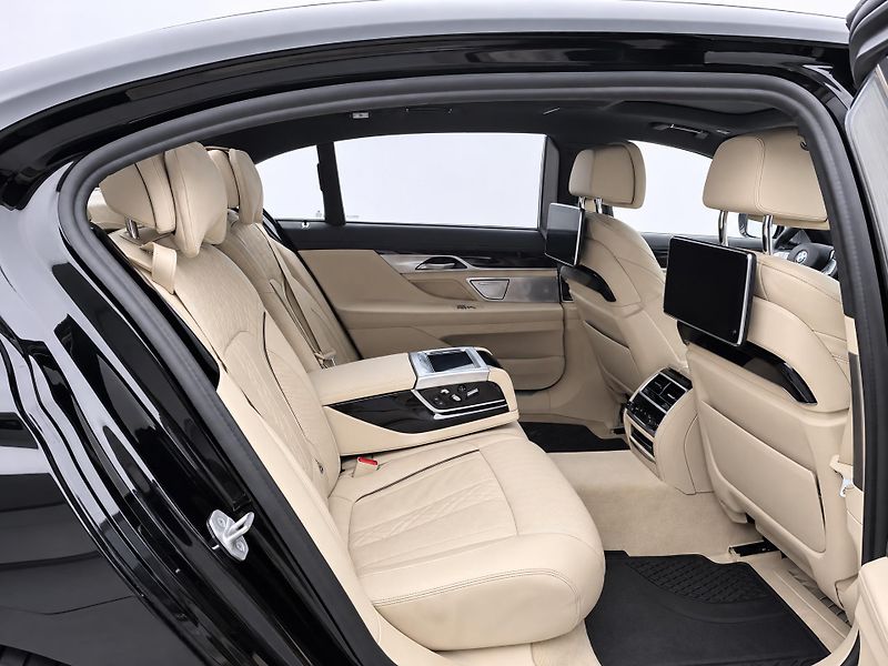 BMW Řada 7 4,4 390kW 750Li xDrive CZ - fotka 14 z 39