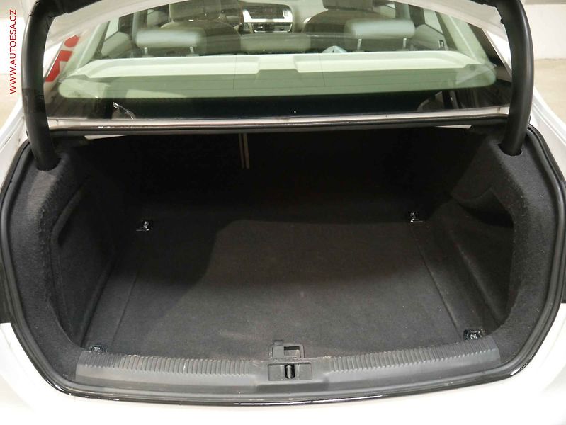 Audi A4 (2009) 2.0 TDi, 1.maj, AC, park - fotka 7 z 16