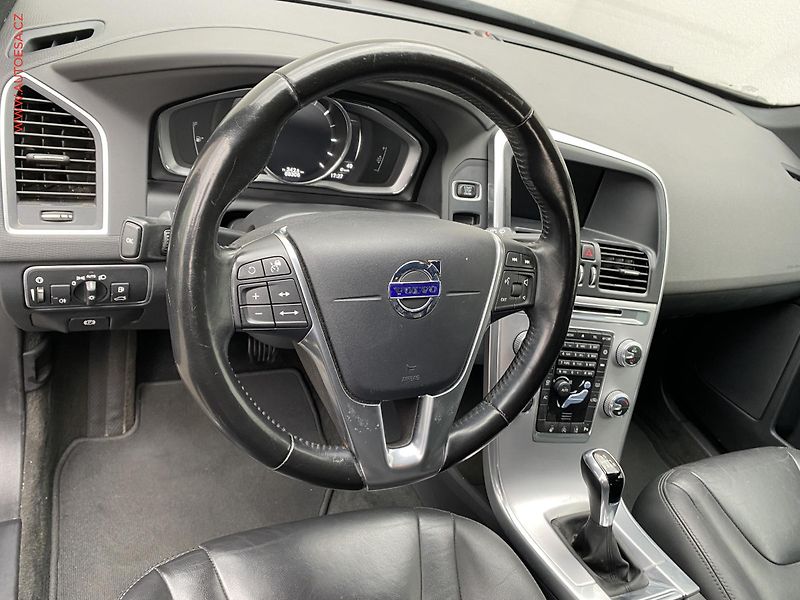 Volvo XC60 (2017) 2.0D, Summum, bixen, kůže - fotka 13 z 19